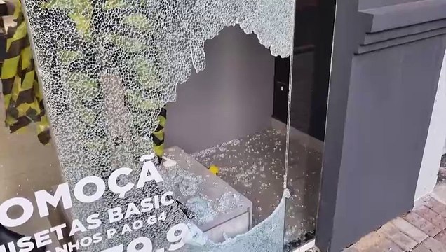 Ladrões quebram vidraça e reviram roupas em loja na madrugada desta segunda-feira