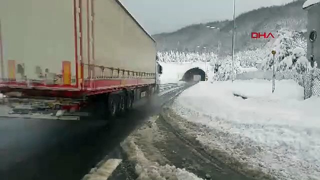 Kar yolu yuttu... Sürücülere kar lastiği uyarısı yapıldı