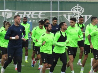 Pasillito a Isco Alarcón en su vuelta con el grupo