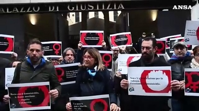 Violenza sulle donne, flash mob a Genova organizzato dalla Uil