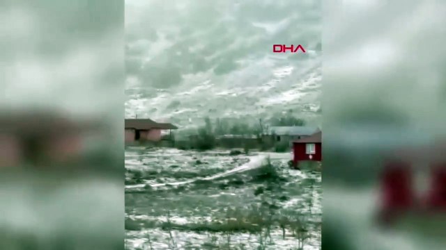 görenler şoke oldu! Yaylada kar yağarken sahilde denize girdiler