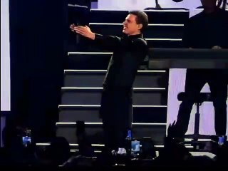 Luis Miguel imitates CR7 at a concert