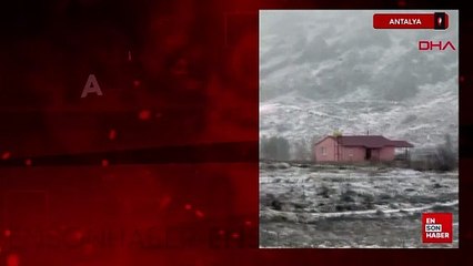 Antalya'da yaylalara kar yağdı, sahilde denize girildi