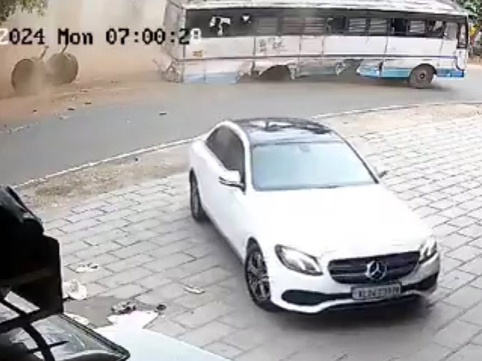 Ungebremst! SUV reißt Bus die Hinterachse ab