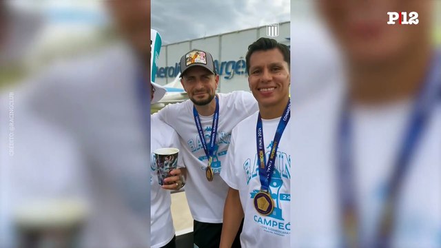 La caravana del plantel de Racing, campeones de la Conmebol Sudamericana