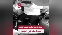 حاول الاستراحة من ضغط العمل لكنه لحقه في أحلامه!