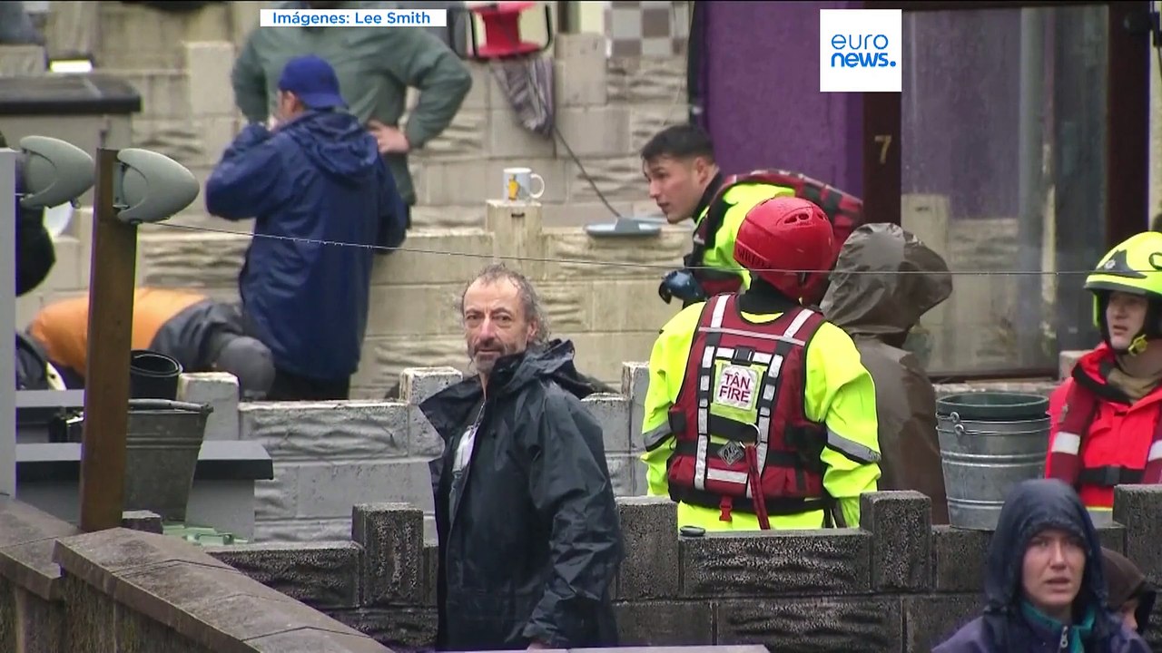Miles de personas en Reino Unido luchan contra inundaciones y tormentas