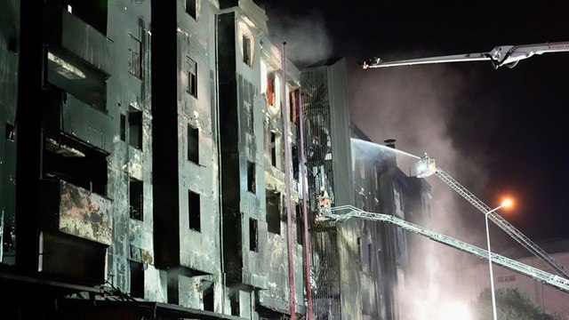 Beylikdüzü'ndeki fabrika yangını üç gündür söndürülemiyor