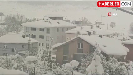 Eflani'de İki Kişi Hayatlarını Tehlikeye Atarak Çatı Temizledi