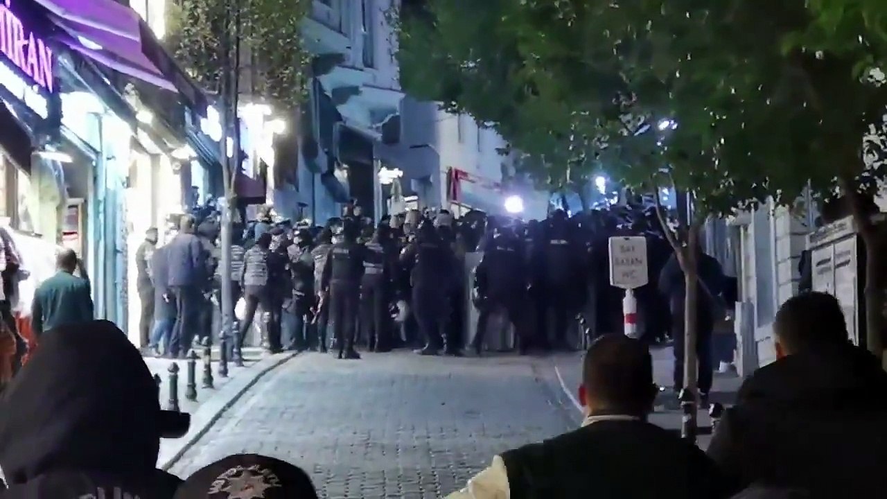 İstanbul'da 25 Kasım'da polis ablukası: Kadınlar Taksim Tünel'e alınmadı; gazeteciler meydandan çıkarıldı