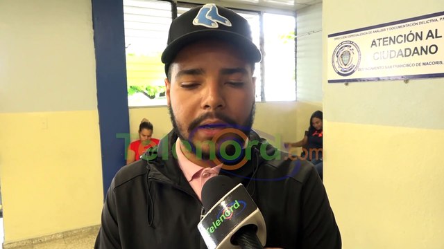 Joven denuncia que antisociales penetraron a su vehículo y le robaron sus pertenencias en SFM