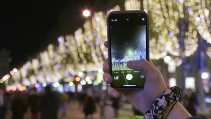 Natal brilha na Champs-Elysées em Paris