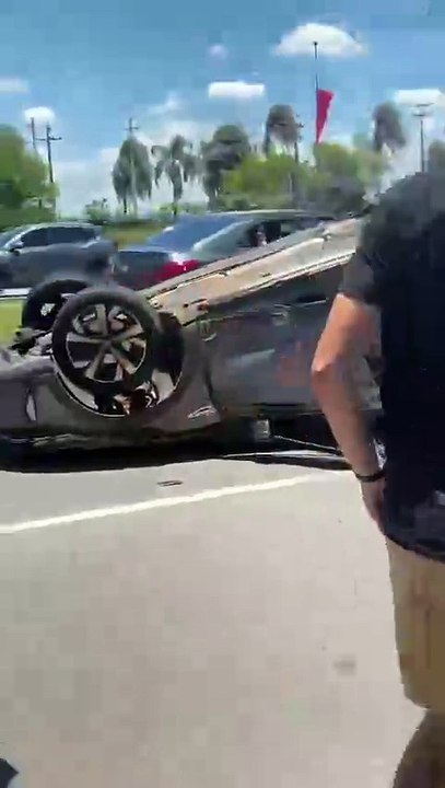 Acidente entre carro de luxo e outro veículo em Santa Bárbara d'Oeste