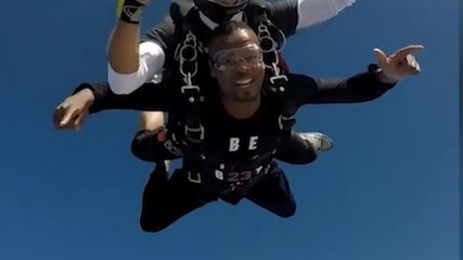 Follia Evra: l'ex Juve si lancia col paracadute!