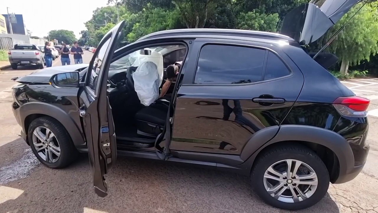 Acidente de trânsito é registrado ao lado da Delegacia de Polícia Civil
