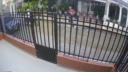 ¿Héroe? Frustró el atraco de un ladrón con una patada voladora tras robar a su víctima