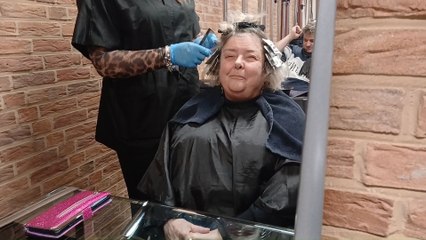 Un salon de coiffure dans une école à Rance