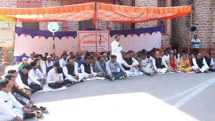 शहर की समस्याओं को लेकर कांग्रेस पार्षदों का धरना