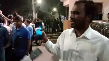 সনাতনী জাগরণ মঞ্চের মুখপাত্র চিন্ময় কৃষ্ণ দাস কে ডিবিতে তুলে নেওয়ার প্রতিবাদে সনাতনীরা ডিবি অফিসে