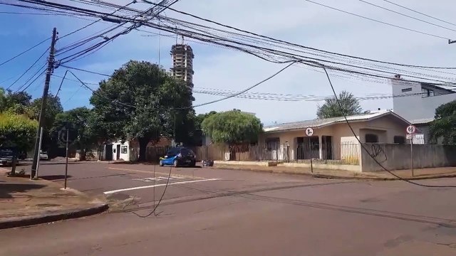 Caminhão enrosca e arranca fios de internet no bairro Neva