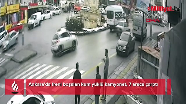 Ankara'da freni boşalan kamyonet 7 araca çarptı; 2 kişi yaralandı
