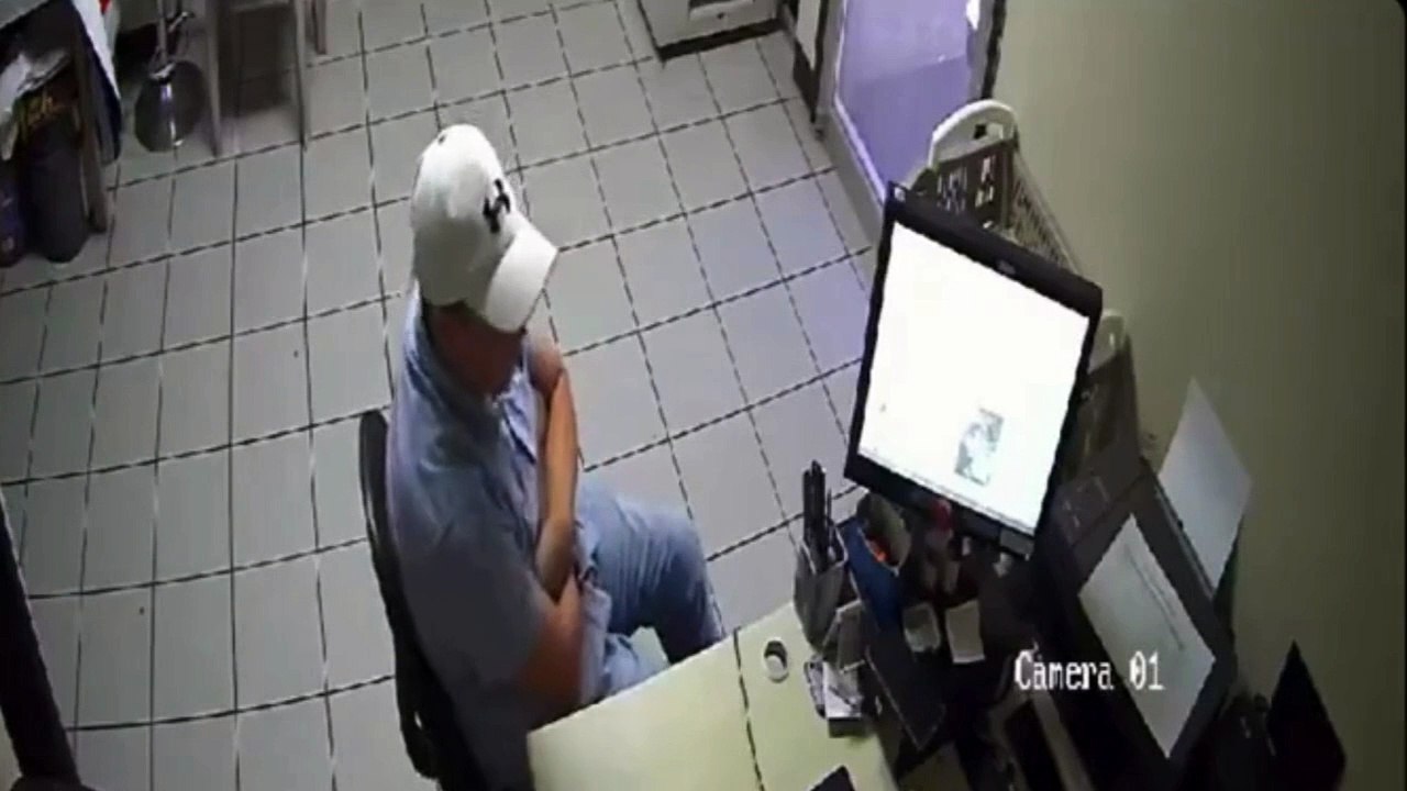 Graban asalto en negocio de colonia capitalina; ladrón movió cámara para no ser visto