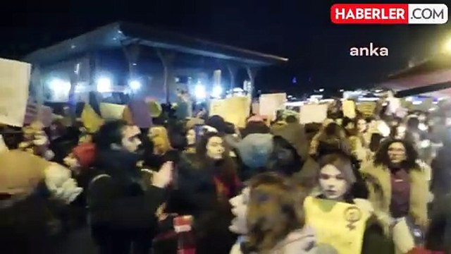 Kadına Yönelik Şiddetle Mücadele Günü'nde Kadınlardan Sloganlı Eylem