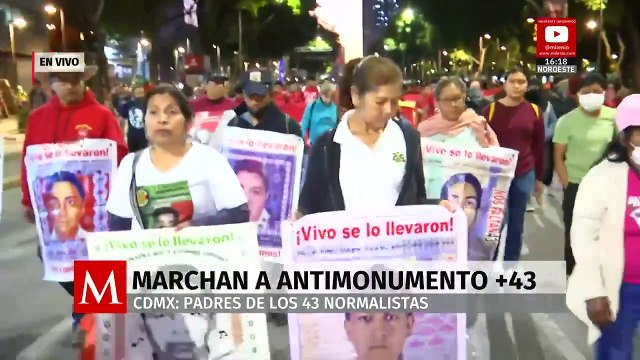 Padres de los 43 normalistas de Ayotzinapa marcha hacia el Antimonumento en CdMx