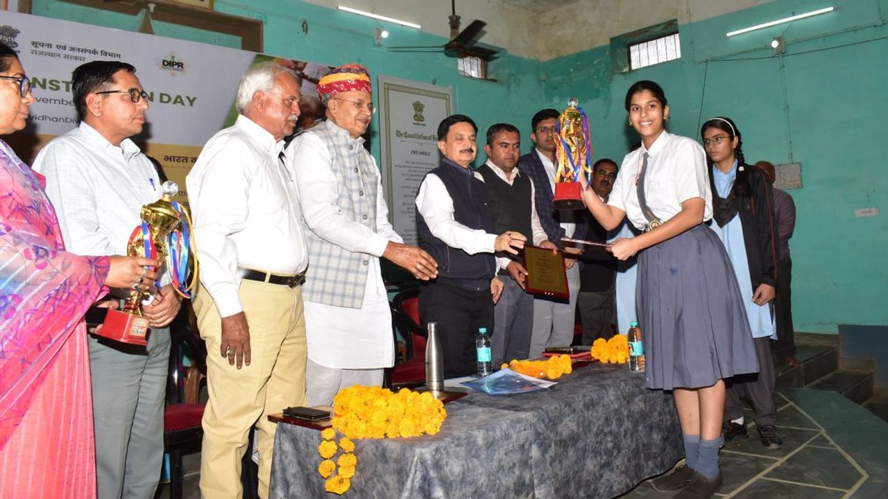 संविधान हमारे देश की आधारशिला, यह हमें न्याय, स्वतंत्रता, समानता, और बंधुत्व के मूल्यों की याद दिलाता है
