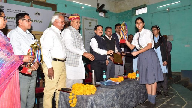 संविधान हमारे देश की आधारशिला, यह हमें न्याय, स्वतंत्रता, समानता, और बंधुत्व के मूल्यों की याद दिलाता है