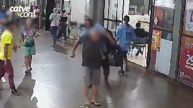 Câmera registra momento em que homem é atacado e golpeado com facadas em rodoviária