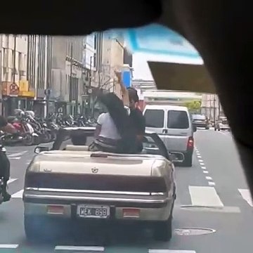 Lali Espósito paseando por el centro porteño en un auto descapotable