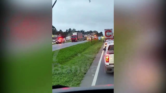 Engavetamento entre três caminhões interdita Contorno Leste, em São José dos Pinhais