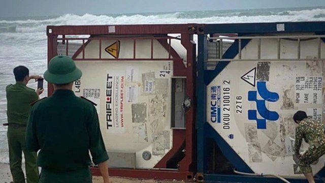 Ba bồn chứa khí có dấu hiệu lạ dạt vào bờ biển Quảng Ngãi, trên thân vỏ có in chữ nước ngoài