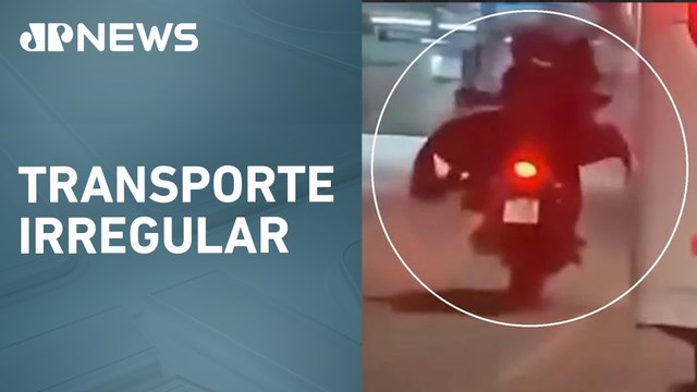 Cavalos são levados em moto e carro no Rio de Janeiro