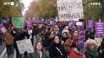 Parigi, migliaia di persone marciano contro la violenza sulle donne