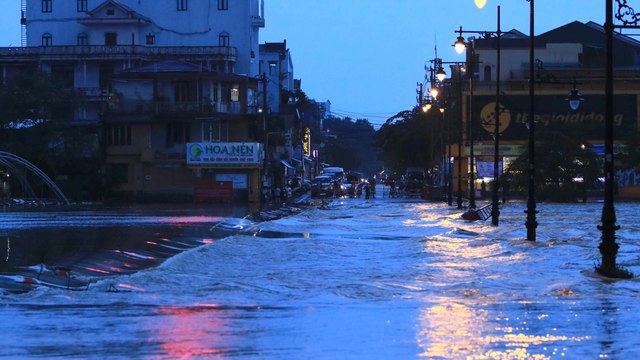 Ngập sâu tại Thừa Thiên Huế: Người dân vật lộn trong sinh hoạt, trường học đóng cửa | VTC Now