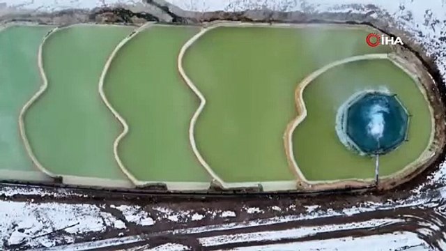 Eski 10 derecede karla kaplı dağların arasında doğal termal keyfi