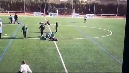 Sahaya giren futbolcu annesi hakemi tokatladı!