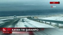 Kars’ta buz tutan yolda kayan tır şarampole düştü