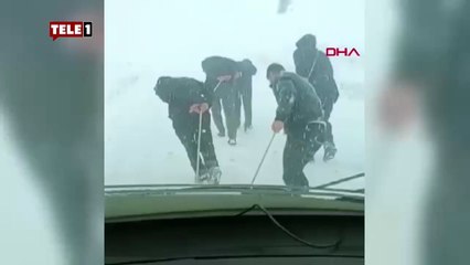 Yolda kalan minibüsü yolcular çekti