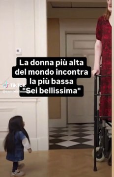 La donna più alta del mondo e quella più bassa si incontrano il VIDEO è virale sul web