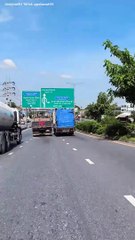 สุดระทึก ! รถบรรทุก vs รถบรรทุก ขับเบียดกันไป-มา ต่างฝ่ายต่างไม่ยอมกัน