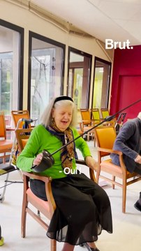 Elle fait de l'escrime avec des résidents d'Ehpad