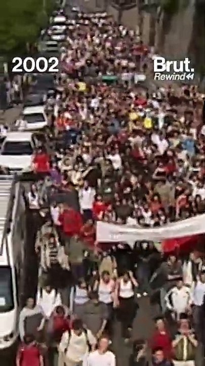 Des centaines de milliers de personne qui manifestent contre la présence de l'extrême droite en 2002
