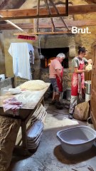 Zoé, 16 ans, prépare les brioches traditionnelles de Meneham