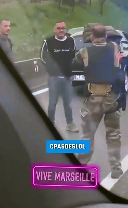 Un militaire pointe son arme sur deux individus armés