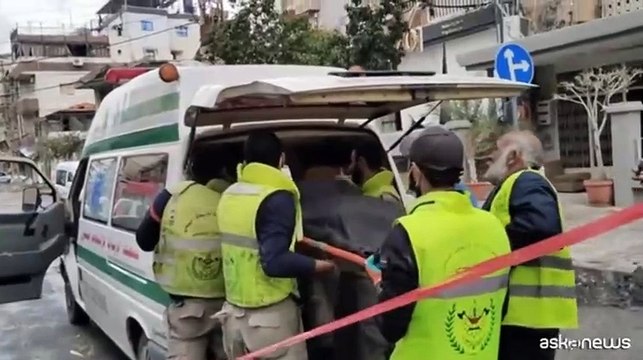 I soccorritori tra le macerie di Tiro dopo il raid israeliano