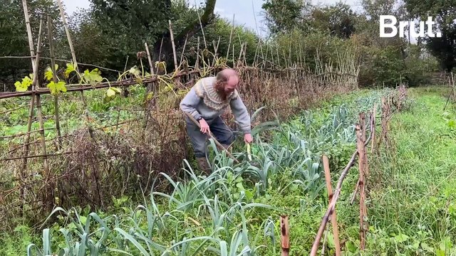 En Bretagne, Samuel aspire à une vie simple, sans dépendance à l'argent