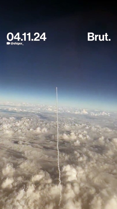 Elle filme le décollage d'une fusée depuis un avion.